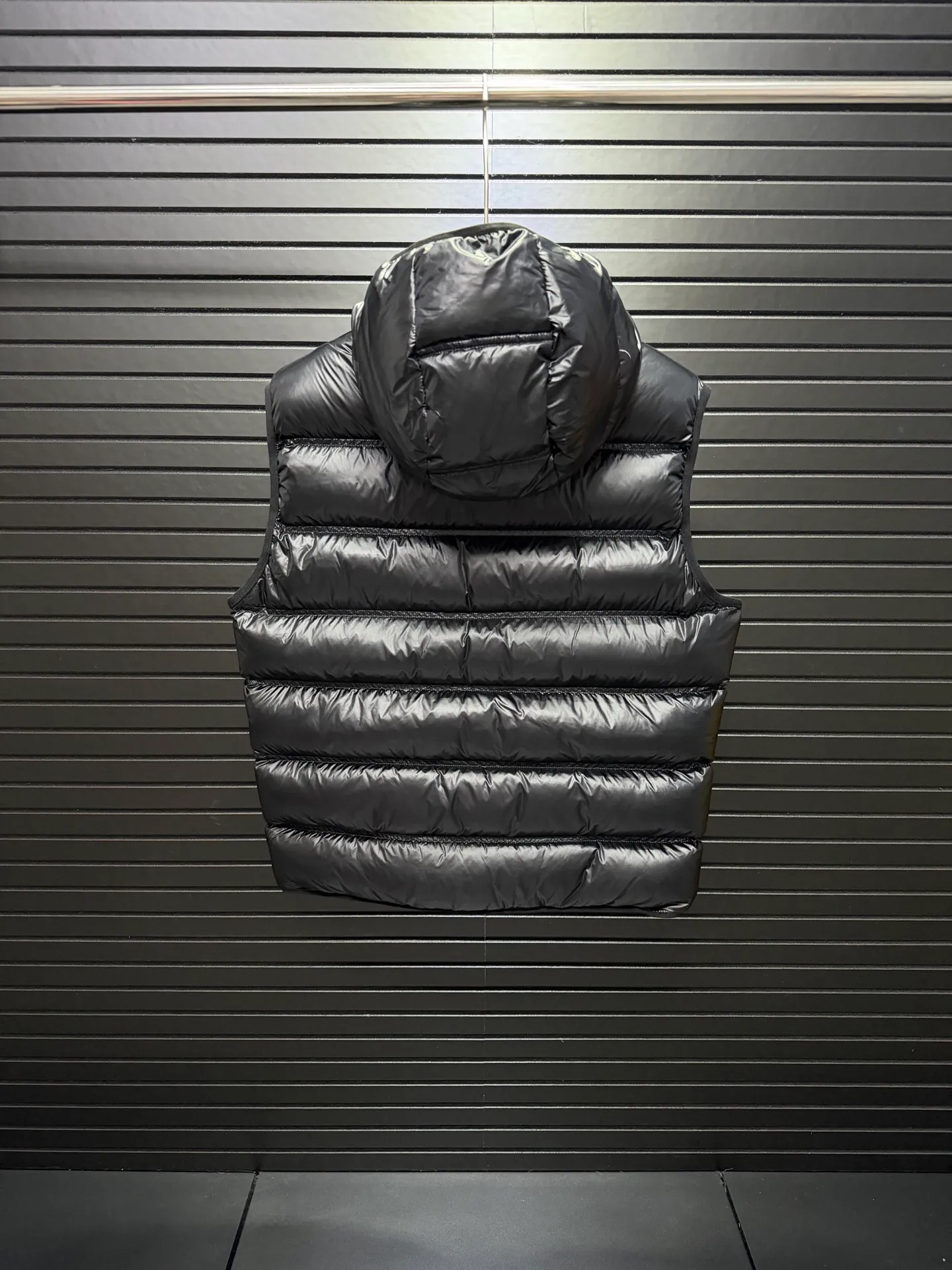 Moncler Mon Classic ， 80 Paninari 。 ，Classic ， ， 。 ， ， ， 。 Moncler Classic ， ， ， ， 、 。 ：100% ：100% ：90% 10% ： ， ， ： 、 、 、 、 、 、 size：123456
